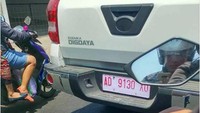 Mobil berpelat putih menandakan mobil tersebut merupakan mobil baru yang sedang dites. Foto: Pool (facebook)