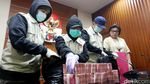 Foto: Bergepok-gepok Duit Bukti Dugaan Suap Wali Kota Cilegon