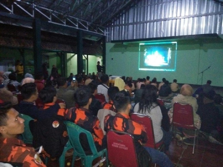 Antusiasme Warga ikut Nobar Film G30S/PKI di Aula Makodim 