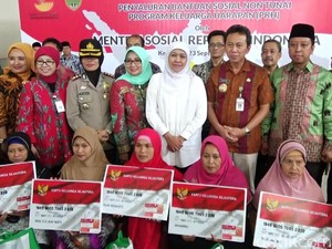 Mensos Serahkan Bansos Non-Tunai untuk 500 Warga Kebumen