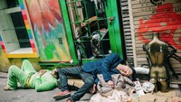 Pakaian pria ini terlihat rapi. Tapi malah tidur di atas tumpukan kardus. Memang sebaiknya sadari batas minum alkohol. Foto: Lee Chapman