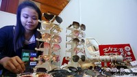 Bermacam koleksi kacamata artis.