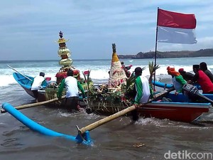 Larung Sesaji Ini Simbol Alam Semesta Menyatu dengan Manusia