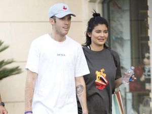 Tak Ikut Foto Keluarga, Kylie Jenner Sembunyikan Kehamilan?