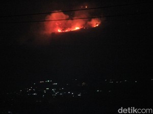 Kawasan Gunung Selasih Bandung Terbakar