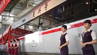 Tampak beberapa orang pramugari kereta Fuxing berpose di depan kereta yang didominasi oleh warna merah, hitam, dan abu-abu itu. Kereta Fuxing adalah kereta Electric Multiple Unit terbaru buatan dari China (dok Xinhua/SIPA USA)