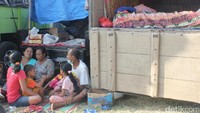 Bantuan untuk pengungsi yang membutuhkan perhatian khusus, seperti bayi, balita, lansia, orang sakit, dan disabilitas, juga masih berdatangan dari berbagai pihak. 