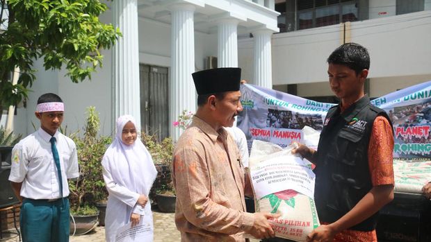 Bantuan dalam bentuk barang ini terkumpul setelah siswa menggalang dana di sekolah dan turun ke masyarakat.