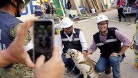 Frida yang jadi idola ini banyak diajak foto oleh para petugas maupun warga. (Foto: Daniel Becerril/Reuters)
