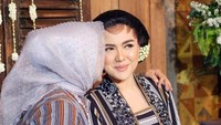 Penyanyi asal Cilacap itu akan menikah dengan kekasihnya, Ade di Candi Borobudur sore ini. Foto: Instagram/vivithalib/vickyshu