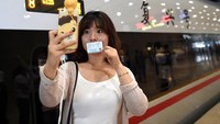 Kereta ini pun jadi sasaran selfie yang baru pertama kali menjajalnya. Kereta ini mampu mempersingkat jarak antara Beijing dan Shanghai, yang semula 12 jam perjalanan darat, jadi hanya 4,5 jam saja naik kereta (dok Xinhua/SIPA USA)