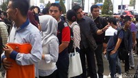 Acara IDB Expo sendiri sebetulnya baru dibuka pukul 10.00 WIB, namun antusiasme para peserta sudah terlihat sejak pagi. Masing-masing dari mereka sibuk mengantre dan mengisi formulir pendaftaran.
