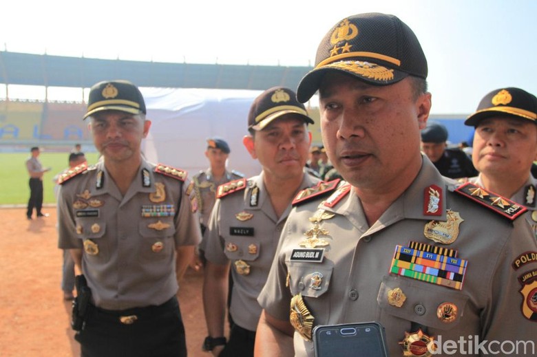 Polda Jabar Investigasi Pabrik yang Buang Limbah ke Citarum Polda Jabar Investigasi Pabrik yang Buang Limbah ke Citarum
