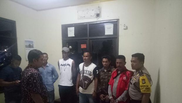 Kelimanya diduga meminta uang parkir dengan cara memaksa.