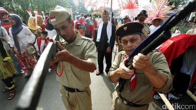 Serunya Karnaval Budaya Warga Bambu Apus