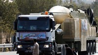 Rudal Khoramshahr pertama kali dipamerkan saat parade militer di Teheran, Jumat (22/9). Parade militer itu juga dihadiri Presiden Iran Hassan Rouhani dan sejumlah petinggi militer lainnya (Foto: Dok. BBC)