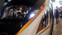 Kereta ini akan membawa traveler dari Beijing menuju ke Shanghai, China. Kereta ini adalah generasi terbaru kereta cepat buatan China, kecepatannya mengalahkan Shinkansen dari Jepang. Fuxing bisa melaju hingga lebih dari 400 Km/jam (dok Xinhua/SIPA USA)