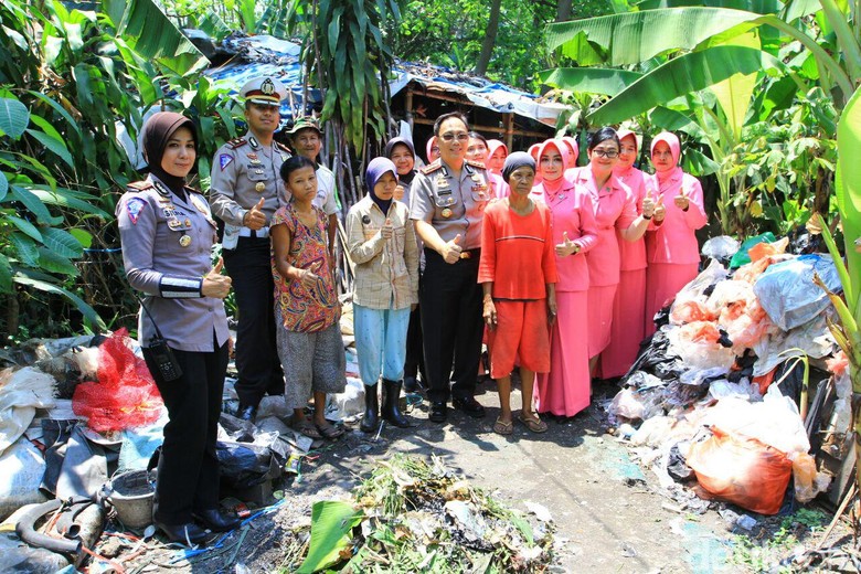 Peringati HUT Polantas, Polisi di Bogor Berbagi ke Pemulung Peringati HUT Polantas, Polisi di Bogor Berbagi ke Pemulung
