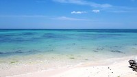 Penampakan air laut yang tak kalah dengan Lombok jadi satu modal besar untuk bisa mencuri perhatian wisatawan. Tetapi, masalah aksesibilitas menuju ke Pulau Liran juga perlu dibenahi (Eduardo/detikTravel)