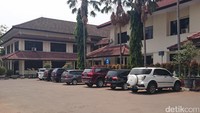 Selain itu, pihak swasta dan pejabat dinas juga ikut diboyong KPK ke Jakarta. 