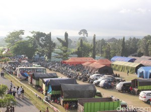 Bulog Salurkan Bantuan Beras untuk Pengungsi Gunung Agung