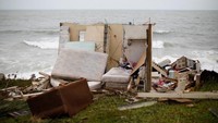 Kasur terlihat di rumah yang rusak setelah daerah tersebut dilanda Badai Maria di Yabucoa, Puerto Riko. (REUTERS/Carlos Garcia Rawlins)
