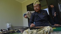 Seribuan senjata pusaka yang ada di Keraton Kasepuhan diguyur dengan air kembang. Tradisi tahunan yang sarat akan makna itu rutin dilakukan Keraton Kasepuhan setiap tanggal 1 Muharram atau tahun baru Islam (Sudirman/detikTravel)