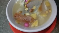  Hangatkan badan dengan semangkuk sekoteng khas Sunda. Ada isian kolang kaling, biji mutiara, kacang, hingga kelapa. Terakhir ada guyuran air susu jahe. Slruup! Foto: dok. detikFood