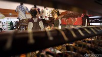 Selain melelang, ke-17 artis tersebut juga membuka booth yang barang-barangnya dapat dibeli oleh masyarakat.