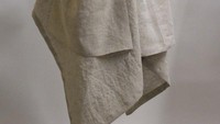 Apron dari perusahaan Vermon ini dibuat dengan bahan linen dan bentuk asimetris. Dilengkapi kerut di bagian dada dan kantong. Cukup modis ya?Foto: Istimewa