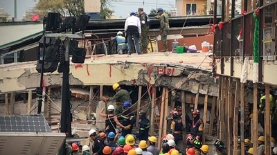 Mencari Korban Gempa Meksiko di Bawah Reruntuhan SD