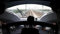 Dari ruang kendali, tampak sang masinis kereta sedang mengendalikan laju kereta Fuxing G124. Kereta ini mampu melaju sampai kecepatan 250 mil per jam atau sekitar 402 kilometer per jam (dok Xinhua/SIPA USA)