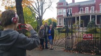 Peserta tur yang berfoto di depan rumah Stephen King. Apabila tertarik, harga paket wisata untuk per orangnya adalah USD 45/pax atau sekitar Rp 599 ribu (Maine Public)