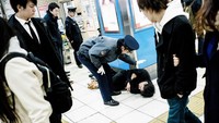 Nah kalau yang ini mabuk sampai ketiduran di stasiun. Petugas pun ikut turun tangan. Foto: Lee Chapman