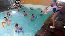 Aqua fitness sebenarnya bukan hal yang baru di dunia kebugaran. Olahraga di air diklaim punya banyak kelebihan dari sisi kesehatan.