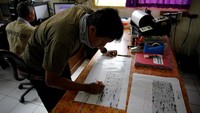 Berdasarkan informasi dari Pusat Vulkanologi dan Mitigasi Bencana Geologi (PVMBG) periode pengamatan pukul 00.00-12.00 Wita, Sabtu (23/9/2017), asap kawah teramati dari Pos Pantau Gunung Agung di Desa Rendang, Karangasem, Bali. Asap tersebut dilaporkan berintensitas tipis dengan ketinggian 50 meter di atas kawah. REUTERS/Darren Whiteside.