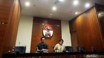 Foto: Bergepok-gepok Duit Bukti Dugaan Suap Wali Kota Cilegon