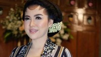 Vicky Shu tampil dengan rias paes dan kebaya. Foto: Instagram/vivithalib/vickyshu