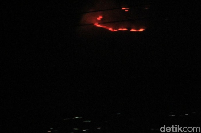 Sulit Padamkan Api di Gunung Salasih, Petugas Andalkan Embun