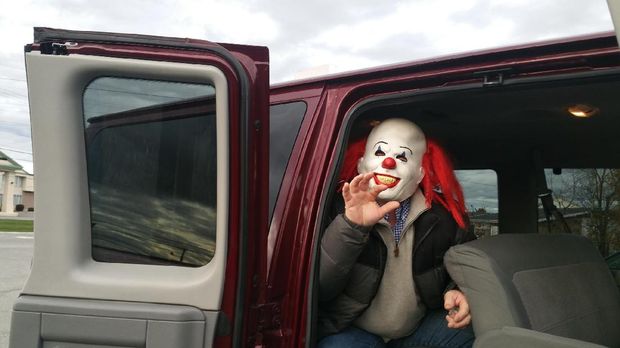 Traveler akan diajak berwisata 'IT' naik mobil van (Maine Public)