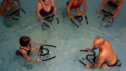 Aqua fitness sebenarnya bukan hal yang baru di dunia kebugaran. Olahraga di air diklaim punya banyak kelebihan dari sisi kesehatan.