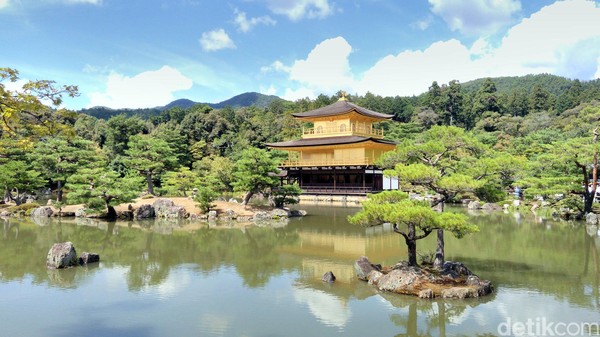 Kinkaku atau The Golden Paviliun, adalah sebuah komplek Kuil di Kota Kyoto, Jepang. Di kompleks ini, terdapat kuil berlapis emas berdiri anggun di tengah kolam besar (Hans/detikTravel) Kinkaku atau The Golden Paviliun, adalah sebuah komplek Kuil di Kota Kyoto, Jepang. Di kompleks ini, terdapat kuil berlapis emas berdiri anggun di tengah kolam besar (Hans/detikTravel)
