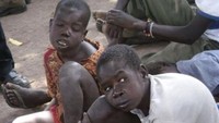 Nodding syndrome adalah penyakit aneh yang pertama kali ditemukan di Sudan pada tahun 1960-an. Penyakit ini menyerang anak-anak di mana gejalanya kejang-kejang sambil mengangguk dan diikuti dengan penghambatan pertumbuhan fisik dan otak hingga mengalami cacat mental. Penyakit ini belum diteliti lebih lanjut apa penyebabnya. Foto: Instagram/@nodding_syndrome_awareness