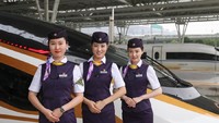 Kamu yang dalam waktu dekat liburan ke China, bisa coba kereta Fuxing ini. Jarak sejauh 1.207 Km antara Bejing dan Shanghai jadi tidak terasa naik kereta cepat Shinkansen buatan China ini (Xinhua)