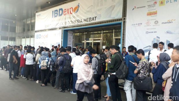 Penampakan Ratusan Pencari Kerja di Akhir Pekan