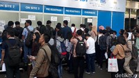 Ratusan pencari kerja memenuhi kawasan Jakarta Convention Center (JCC) pagi ini, Sabtu (23/9/2017). Mereka datang untuk mendatangi puluhan perusahaan BUMN yang membuka lowongan kerja dalam acara Indonesia Business and Development (IDB) Expo 2017.
