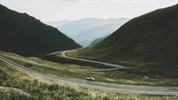 Saking banyaknya hal yang membuat bulu kuduk merinding, CNN memasukkan Transfagarasan Road sebagai salah satu dari 10 jalan paling mengerikan di dunia! (Instagram/swetans)