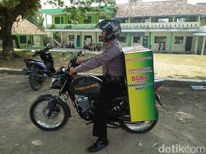 Inspiratif! Polisi di Tangerang Modif Motornya Jadi Perpustakaan