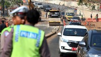 Tanggal 23 September hingga Desember 2017 arus lalu lintas dari Jalan Pangeran Antasari menuju Lebak Bulus yang semula melalui kolong di bawah jalan tol JORR, dialihkan belok kiri melalui detour sisi Timur dan berputar di U-Turn Simpang Cilandak.