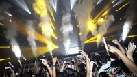 Partygoers terpuaskan penampilan Alan Walker yang jaketnya juga lagi ngetren banget di Jakarta. Foto: Hasan Al Habsyi
